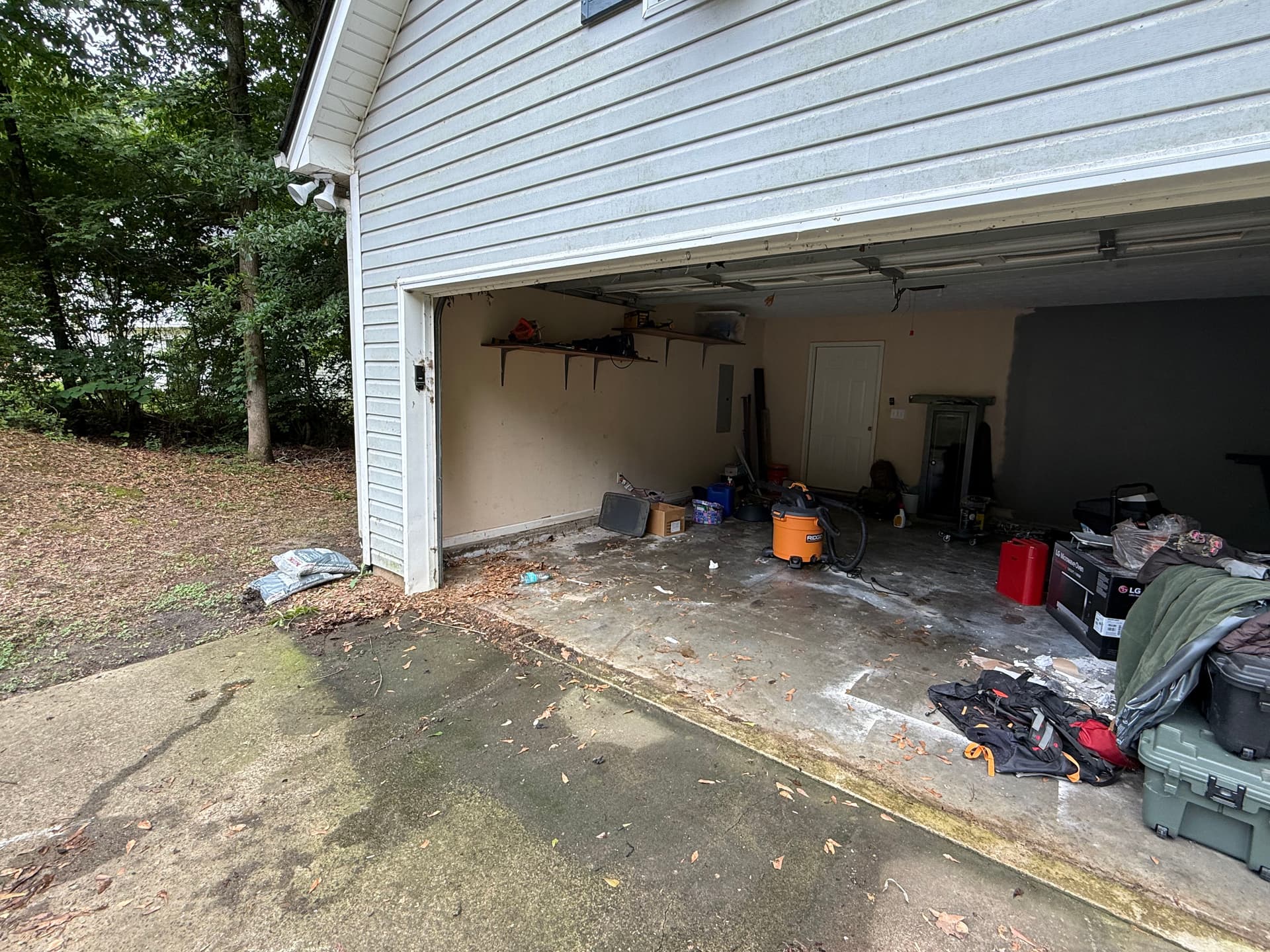 Same-Day Garage Cleanout in Hoschton Gets It Done Fast